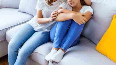 Eltern müssen Wege finden, das Gespräch mit Mädchen offen zu halten, damit sie in schwierigen Zeiten miteinander reden können.