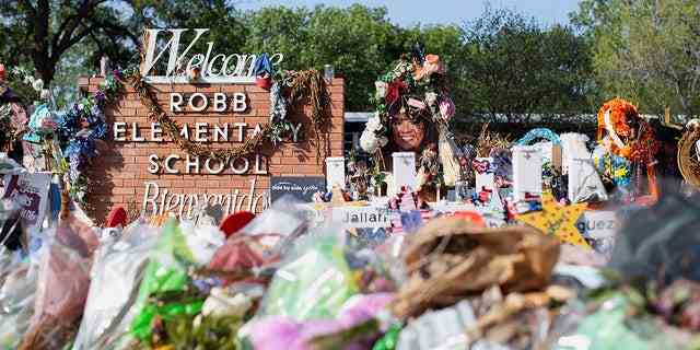 Sichtschutzbarrieren und Fahrradständer halten einen Umkreis an einer Gedenkstätte außerhalb der Robb Elementary School aufrecht, nachdem ein Video veröffentlicht wurde, das die Schießerei im Mai in der Schule in Uvalde, Texas, USA, am 13. Juli 2022 zeigt.