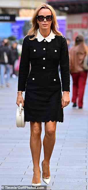Atemberaubend: Die britische Got Talent-Richterin hob ihren Körper mit weißen, hoch aufragenden Absätzen hervor und kombinierte die Nummer mit einer passenden runden Handtasche