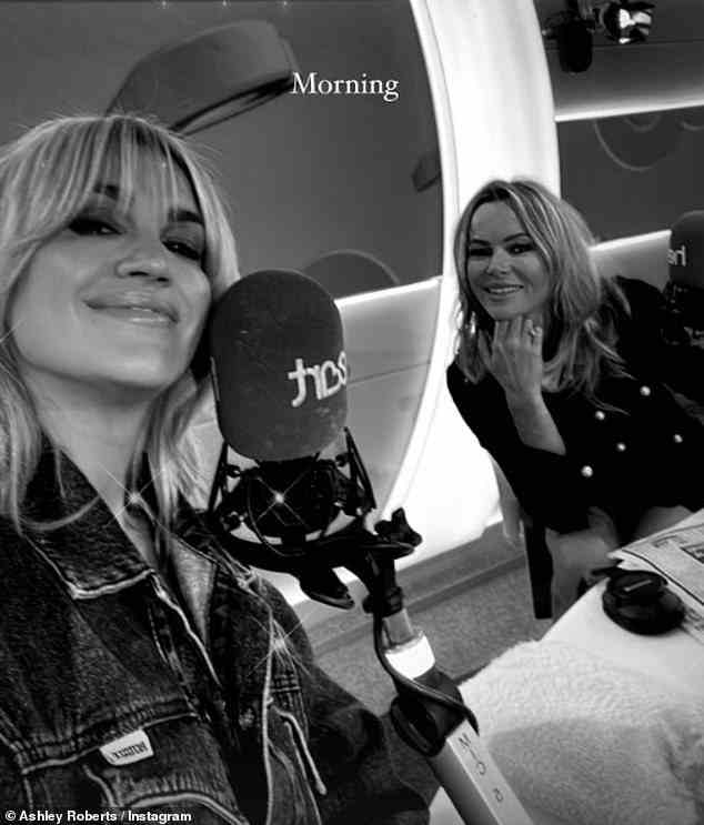 Selfie: Die Sängerin nutzte ihren Instagram-Account, um ein Schwarz-Weiß-Selfie mit ihrer Co-Moderatorin Amanda im Studio zu teilen