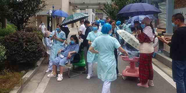 Auf diesem Foto, das von der Nachrichtenagentur Xinhua veröffentlicht wurde, bringen medizinische Mitarbeiter Patienten nach einem Erdbeben in der südwestchinesischen Provinz Sichuan am Montag, den 5. September 2022, in einen sicheren Bereich des Renmin-Krankenhauses im Kreis Shimian in der Stadt Ya'an.