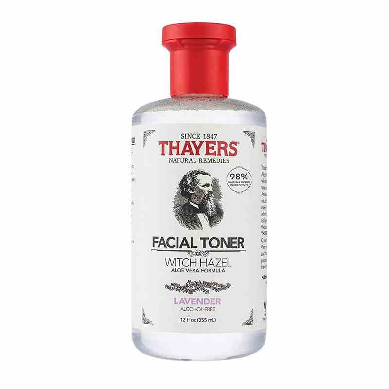 Eine Flasche Thayers Lavender Witch Hazel Facial Toner auf weißem Hintergrund