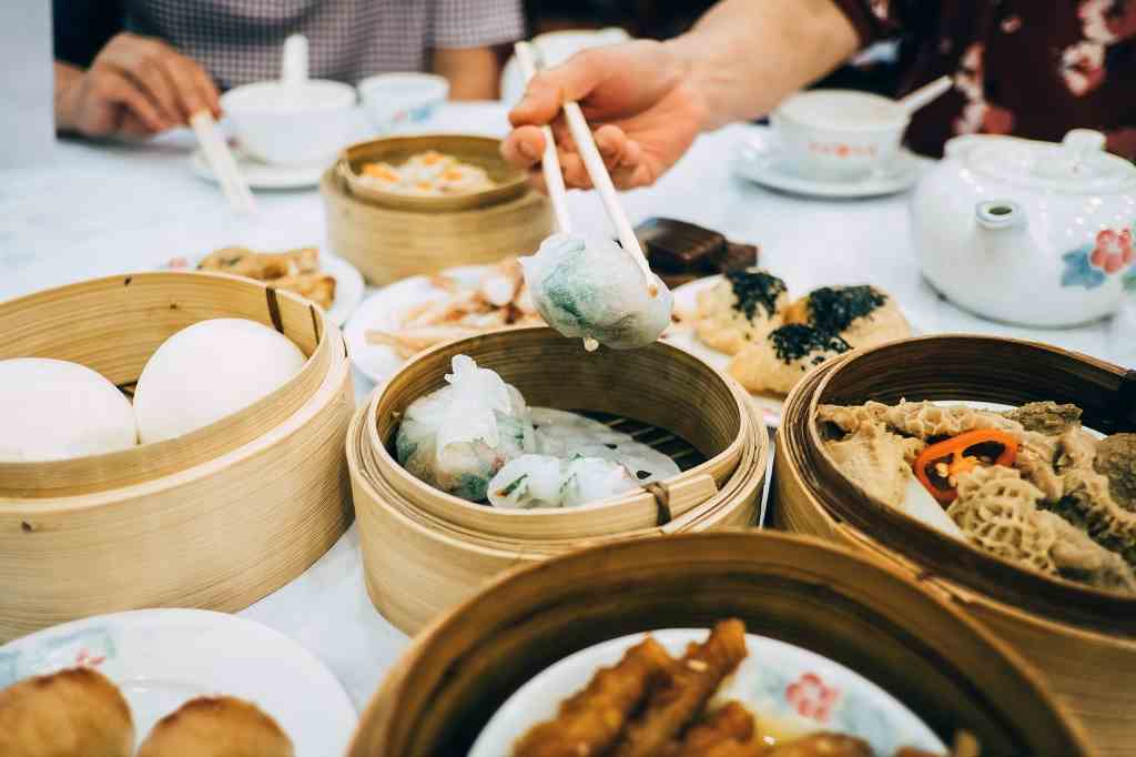 Familie genießt Zeit mit der Familie und hat eine Auswahl an traditionellen Dim Sum im chinesischen Restaurant.