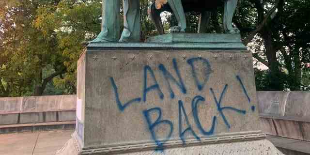 Vandalen sprühten auch Graffiti auf die Basis, die besagten: "Entthrone die Kolonisatoren," "Land zurück!" und "Räche die Dakota 38."