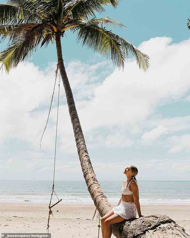 Die Hauptattraktion des von Wäldern gesäumten Strandes ist die Seilschaukel, die an einer gebogenen Palme baumelt, zu der Instagrammer strömen, um perfekte Urlaubsschnappschüsse aufzunehmen