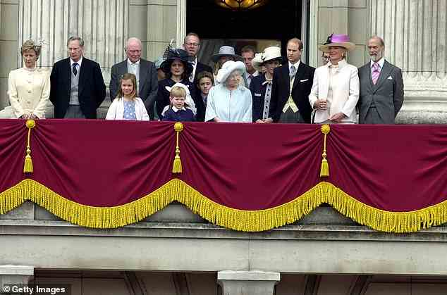 Der junge Royal, der 1996 geboren wurde, ist auch mit der Königinmutter, Mitte, auf dem Balkon des Buckingham Palace aufgetreten