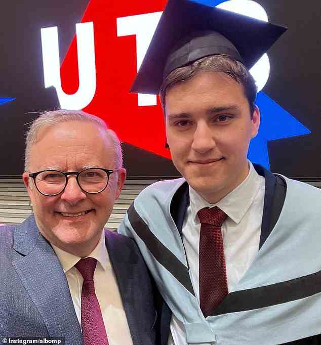 Der Premierminister grinste von einem Ohr zum anderen, als er neben Nathan stand, der am Mittwoch seinen Abschluss in Wirtschaftswissenschaften an der Technischen Universität von Sydney machte