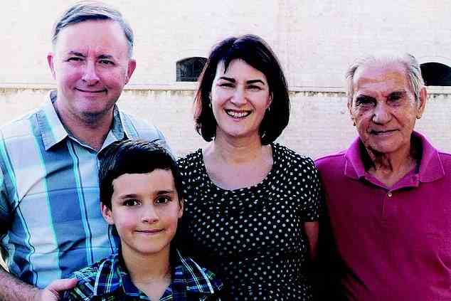 Anthony Albanese (links) mit seiner Frau Carmel Tebbutt (Mitte), Vater Carlo (rechts) und Sohn Nathan (vorne) in Italien 2011