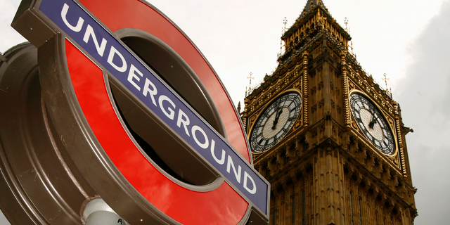Ein Schild der Londoner U-Bahn ist am 3. September 2007 unter dem Big Ben in London abgebildet.