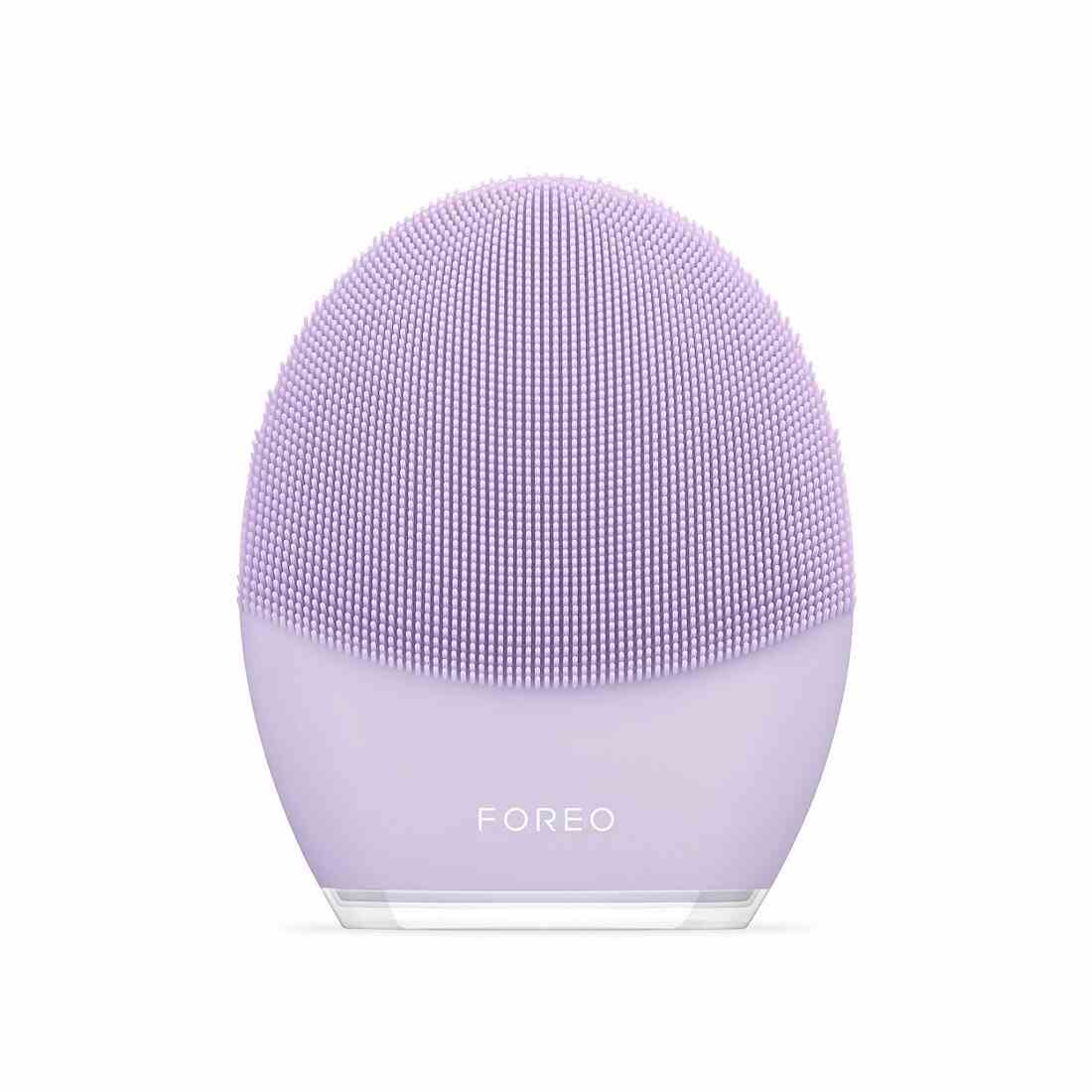 Ein Lavendel Foreo Luna 3 für empfindliche Haut auf weißem Hintergrund