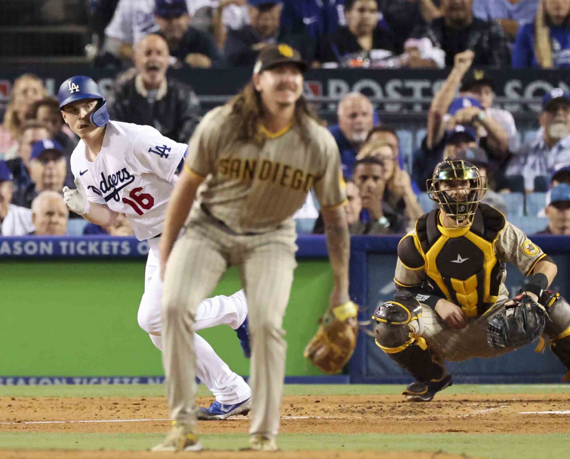 Will Smith von den Dodgers läuft zur ersten Base, nachdem er einen Double-Off-Padres-Pitcher Mike Clevinger getroffen hat.