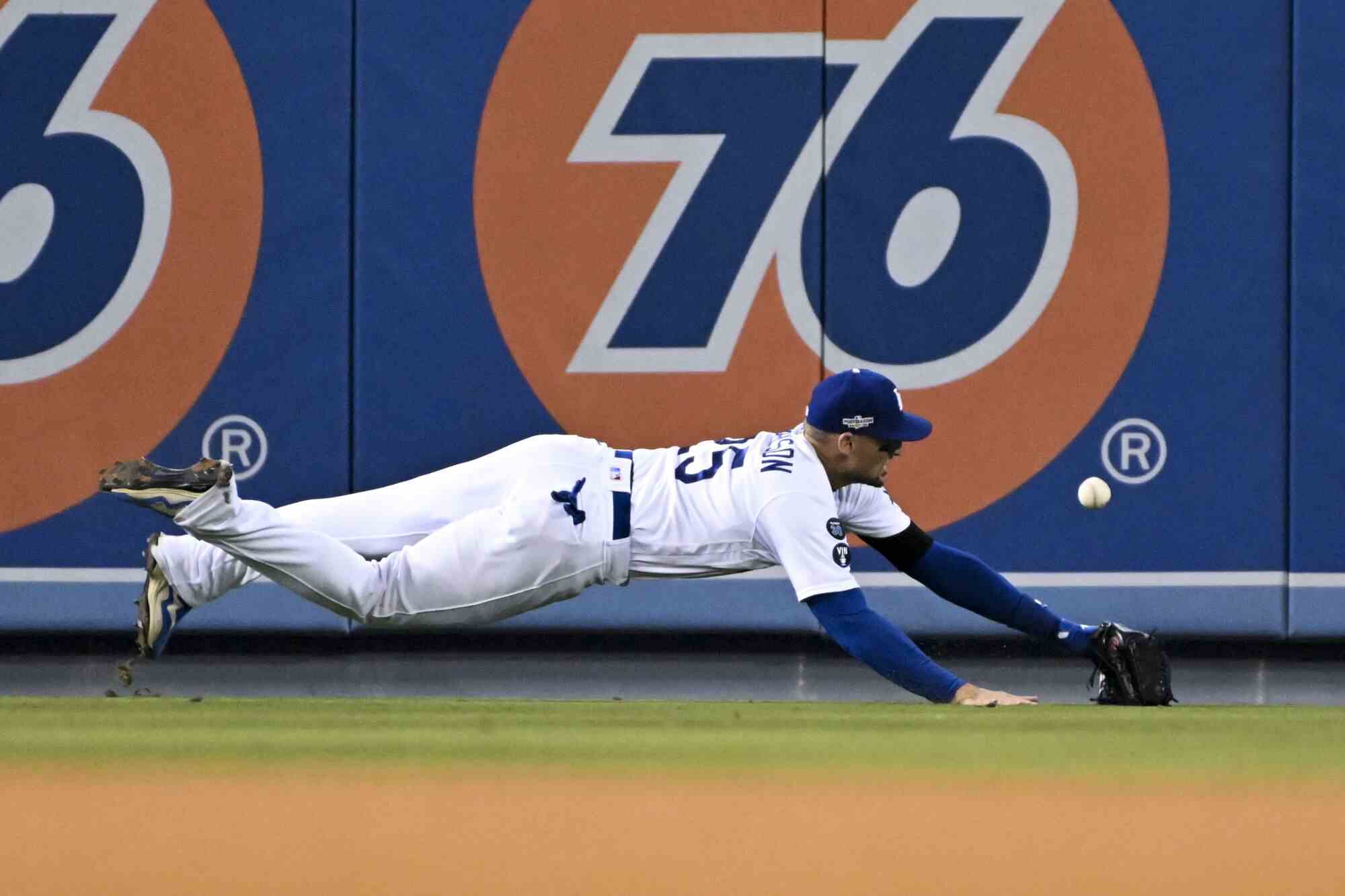 Dodgers Left Fielder Trayce Thompson taucht nach einem Ball.