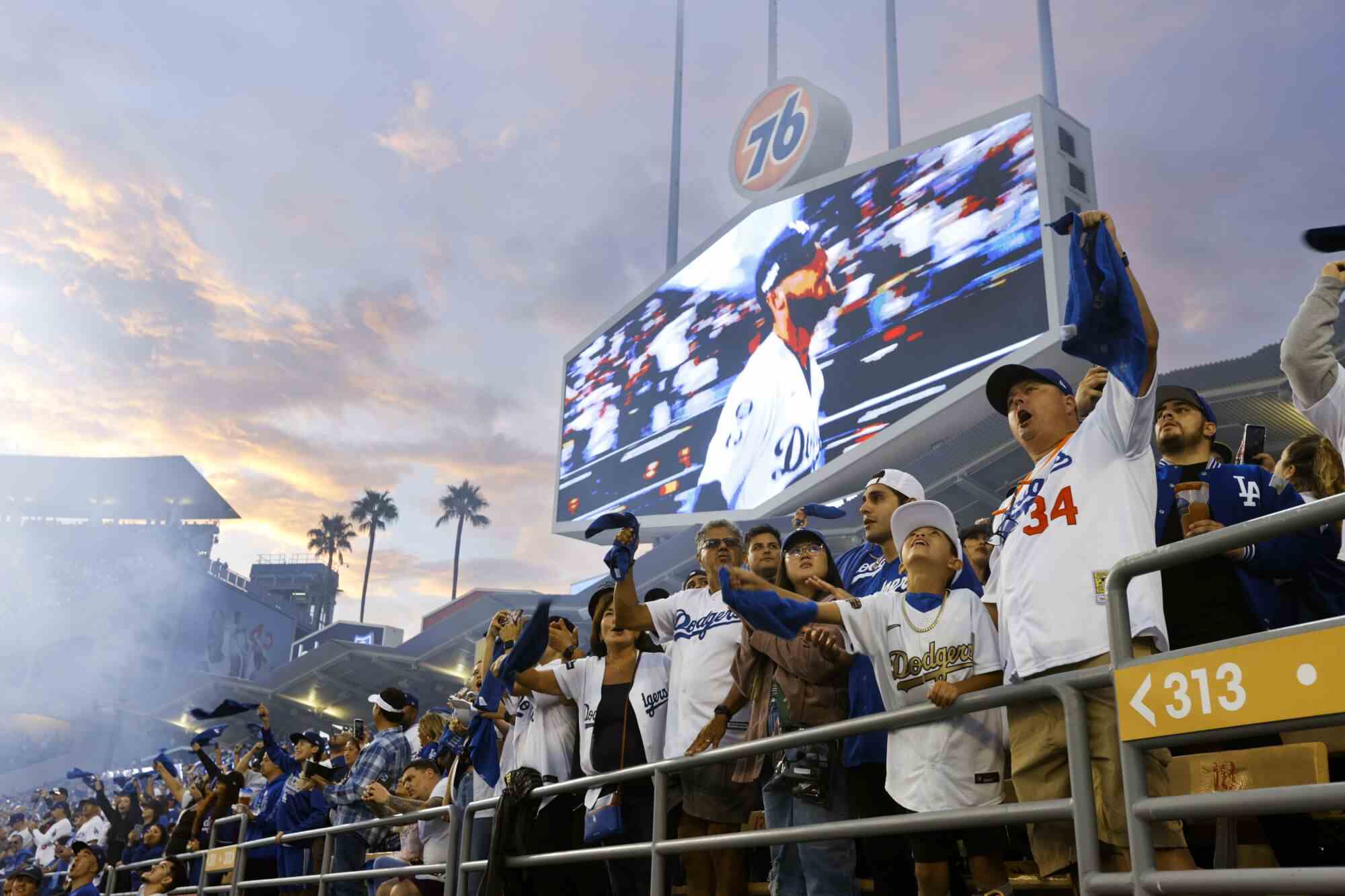   Die Fans jubeln vom Außenfeld, als Dodgers Cody Bellinger vorgestellt wird.