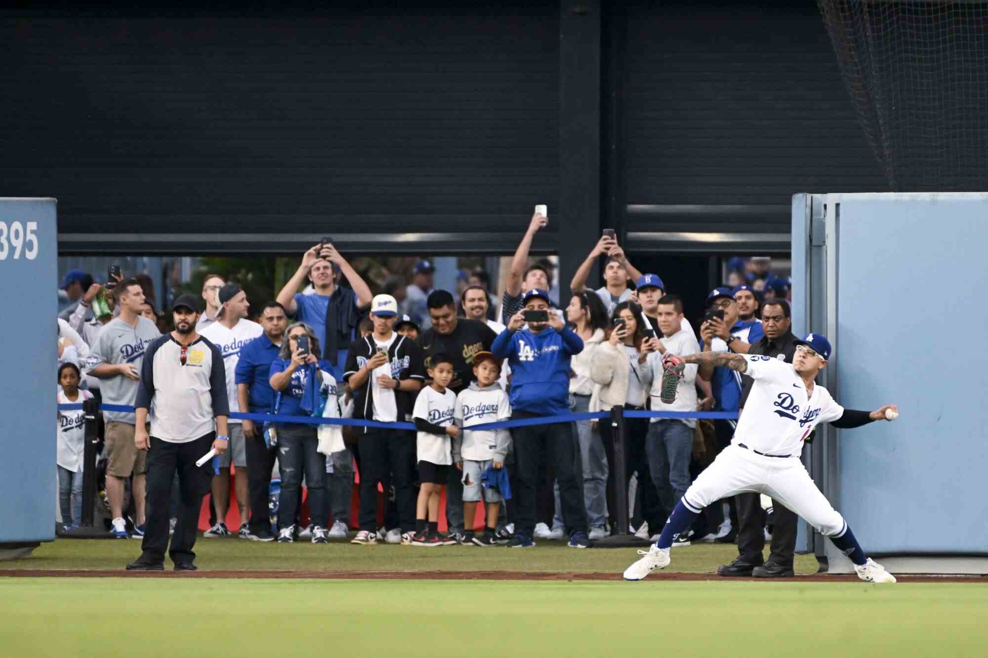 Dodgers ab Pitcher Julio Urias wärmt sich vor Fans auf.