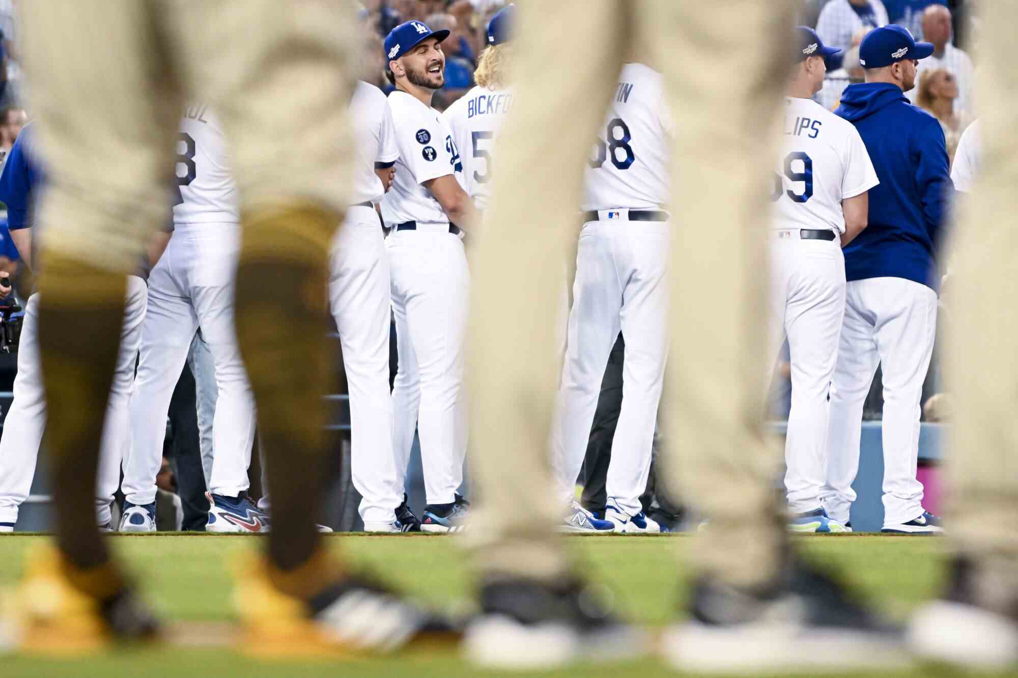 Dodgers Relief Pitcher Alex Vesia, Mitte, lacht, während die Spieler vorgestellt werden.