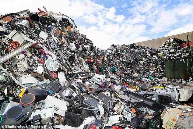 Elektroschrott enthält seltene und Edelmetalle wie Gold und Neodym, aber in Großbritannien werden jedes Jahr etwa 155.000 Tonnen Elektroschrott weggeworfen (Archivbild)