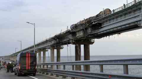 Der Straßenverkehr auf der Krimbrücke wurde wieder aufgenommen, nachdem sie nach der Explosion stark gestört worden war. 