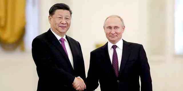 Der russische Präsident Wladimir Putin schüttelt seinem chinesischen Amtskollegen Xi Jinping im Kreml in Moskau die Hand.