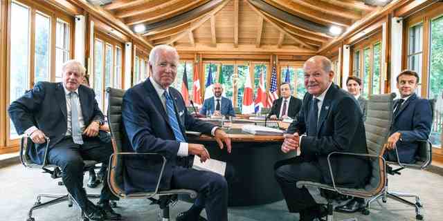 Präsident Biden, Mitte, nimmt an einem Arbeitsessen mit anderen Staats- und Regierungschefs der G7 teil, um über die Gestaltung der Weltwirtschaft zu diskutieren.