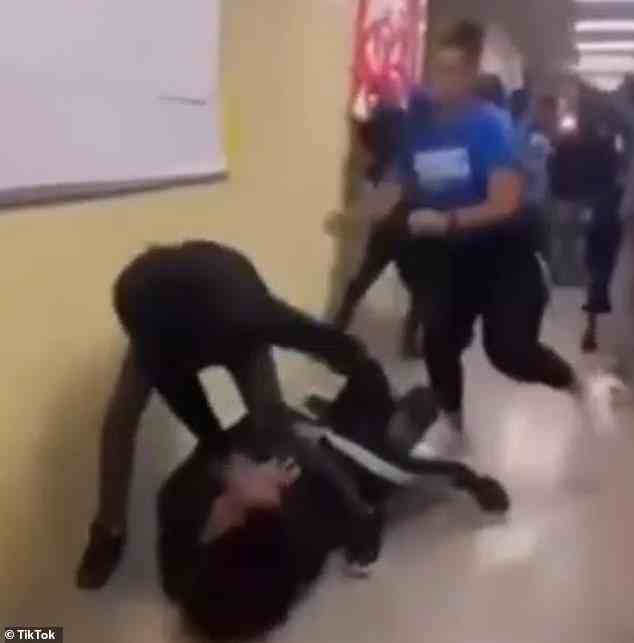 Ein Schüler lag auf dem Boden des Flurs, während ein anderer zahlreiche aufeinanderfolgende Schläge mit abwechselnd linken und rechten Fäusten auf beide Seiten seines Kopfes landete