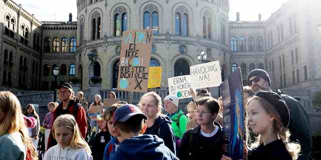 Klimademonstranten demonstrieren am Freitag, 20. September 2019, vor dem norwegischen Parlament in Oslo. Demonstranten auf der ganzen Welt schlossen sich am Freitag Kundgebungen an, als vor einem UN-Gipfel in New York ein Tag weltweiter Demonstrationen begann, die Maßnahmen gegen den Klimawandel forderten.  (Berit Roald/NTB Scanpix)