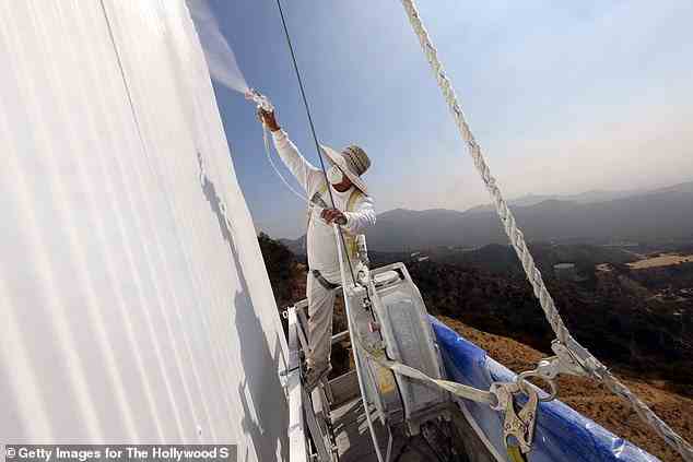Das 45 Fuß hohe Schild in den Hollywood Hills oberhalb von Los Angeles wird alle zehn Jahre neu gestrichen