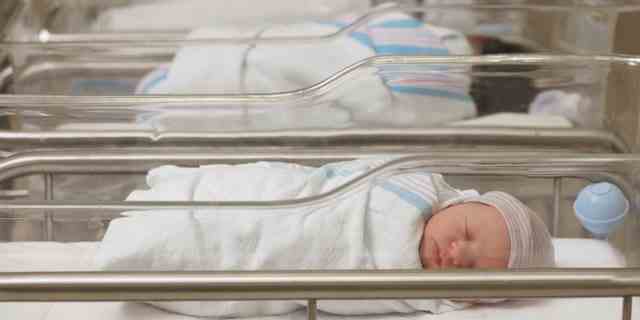 Stock Bild von Neugeborenen in einem Krankenhaus-Kindergarten.