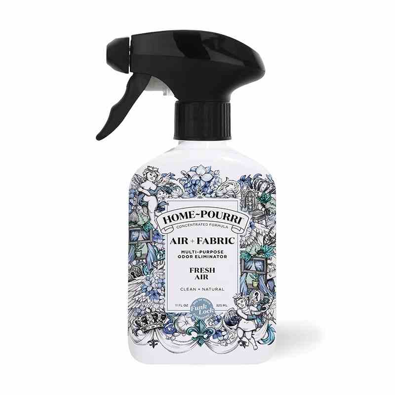 Eine dekorierte Sprühflasche des Home-Pourri Air + Fabric Mehrzweck-Geruchsbeseitigers auf weißem Hintergrund