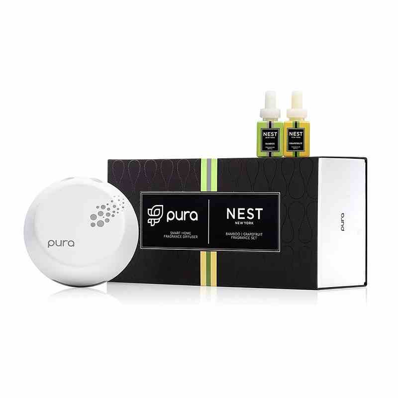 Das Pura Smart Home Fragrance Diffuser Set, bestehend aus einem weißen Plug-in Pura Electric Home Diffusor und einem zweiteiligen Set Nest New York Diffusor-Nachfüllpackungen, auf weißem Hintergrund