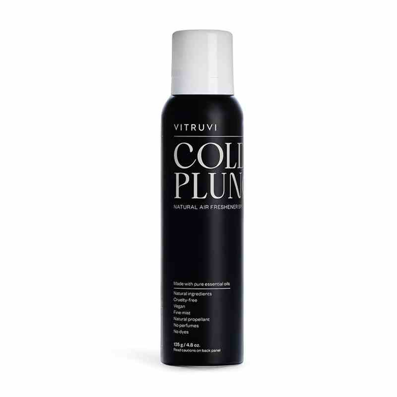 Eine schwarze Sprühflasche des Vitruvi Cold Plunge Natural Air Freshener Spray auf weißem Hintergrund