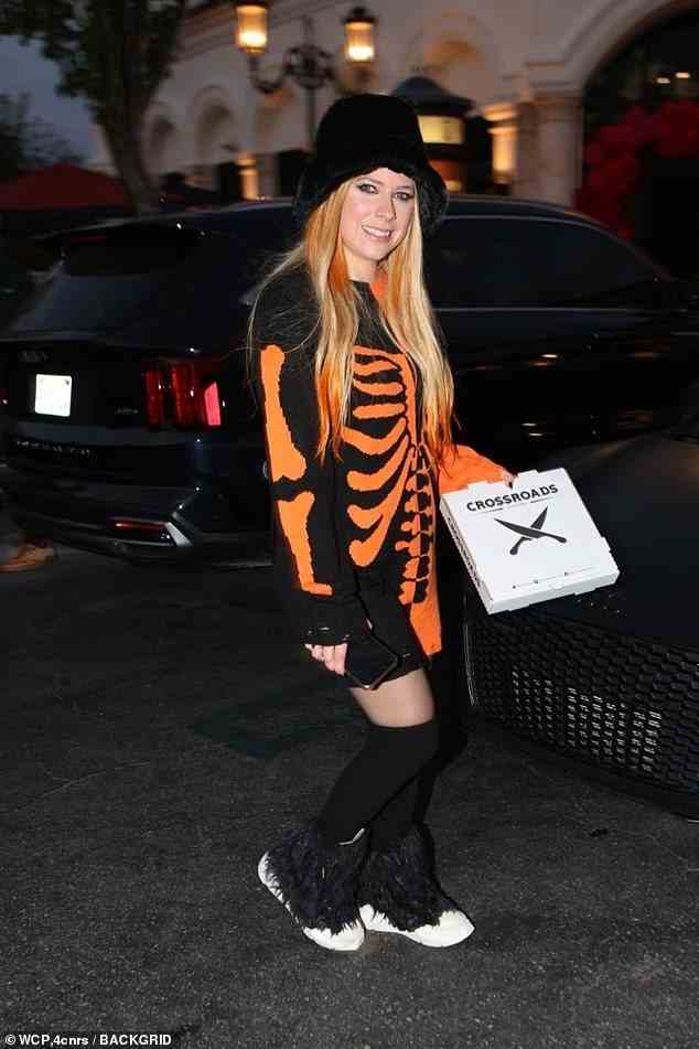 Halloween bereit: Die Punk-Prinzessin, 38, sah in einem schwarz-orangenen Skelett-Pullover-Kleid und flauschigen Stiefeln bereit für Halloween aus