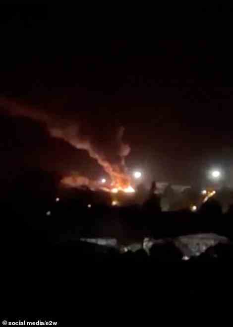 Im Bild: Das Filmmaterial zeigt Flammen und Rauch, die von der von ukrainischen Streitkräften getroffenen Stelle aufsteigen