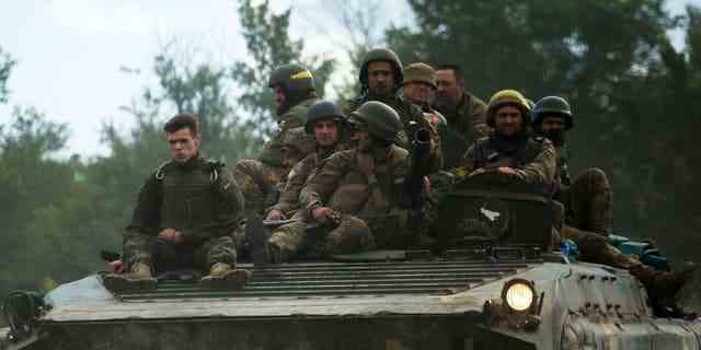 Ukrainische Soldaten fahren am 23. Juni 2022 auf einem gepanzerten Personentransporter auf einer Straße im östlichen Lugansk-Gebiet, inmitten der russischen Militärinvasion in der Ukraine. 