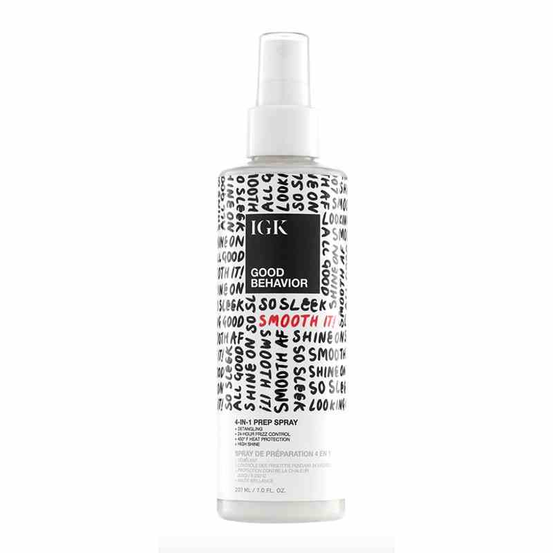 Eine schwarz-weiße Sprühflasche des IGK Good Behavior 4-in-1 Prep Spray auf weißem Hintergrund