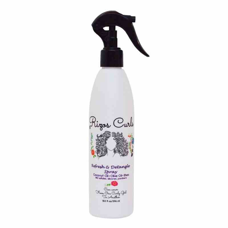 Eine weiße Sprühflasche des Rizos Curls Refresh and Detangle Spray auf weißem Hintergrund