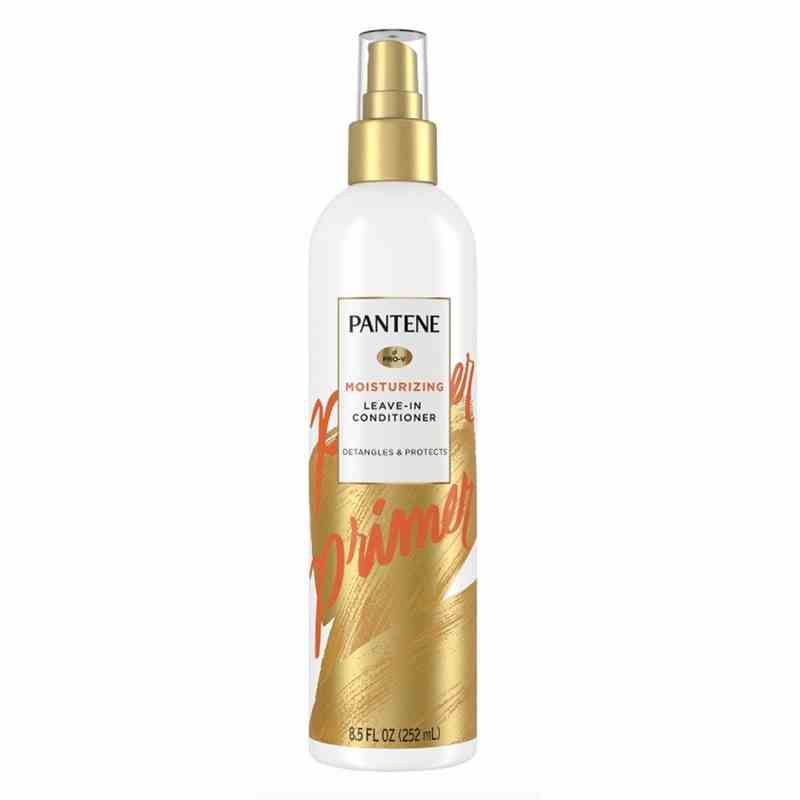 Eine weiße Bad-Gold-Sprühflasche des Pantene Pro-V Nutrient Boost Repair & Protect Conditioning Mist auf weißem Hintergrund