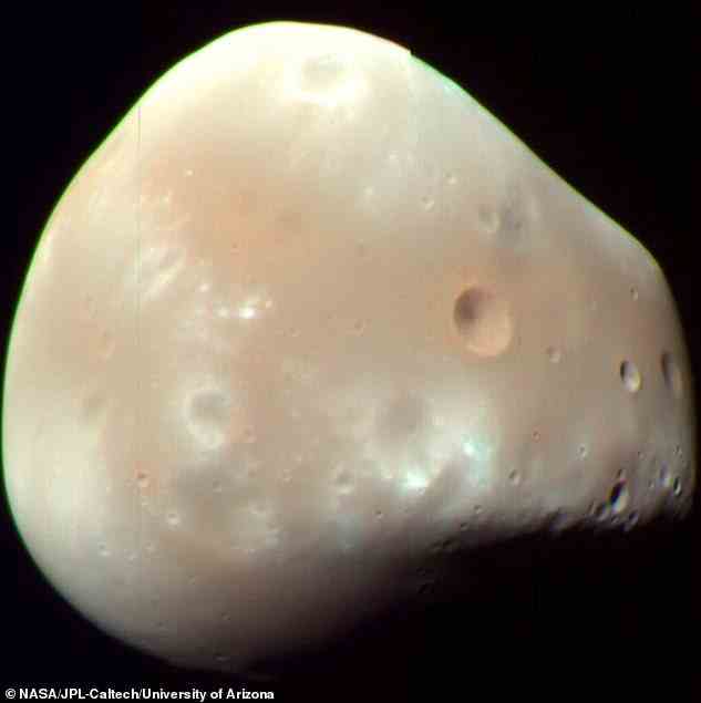 Mit einem Durchmesser von nur 3,7 Meilen ist Deimos (in diesem verbesserten Farbbild abgebildet) im Vergleich zu seinem Marsgeschwister ein Zwerg