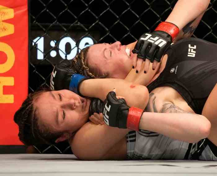 Beim Co-Main Event der UFC Fight Night erzielte Alexa Grasso den ersten Submission-Sieg ihrer Karriere, als sie ihre Mitstreiterin im Fliegengewicht, Joanne Wood, besiegte.