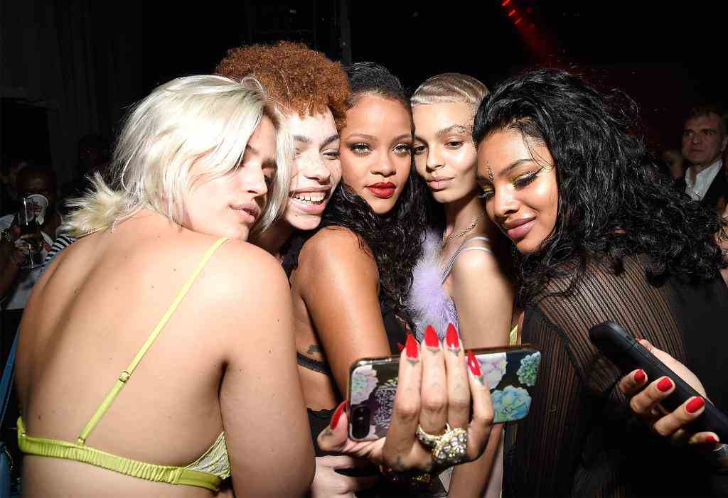 Rihanna führt die globale Dessous-Marke Savage X Fenty ein