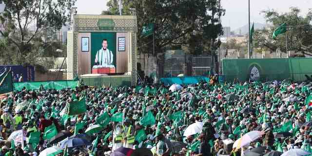 Der Anführer der Houthi-Bewegung Abdul-Malik Badruddin al-Houthi spricht am 8. Oktober 2022 über einen Fernsehbildschirm in Sanaa, Jemen, zu einer Kundgebung zum Geburtstag des Propheten Muhammad. 