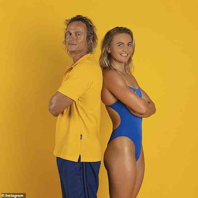 Titmus posiert mit ihrem Trainer Dean Boxall, der berüchtigterweise am Pool ausrastete, als Titmus ihr erstes Gold in Tokio gewann.