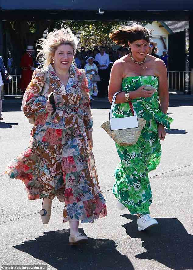 Zwei Frauen entscheiden sich für knöchellange Blumen-Looks für The Everest im Royal Randwick in Sydney