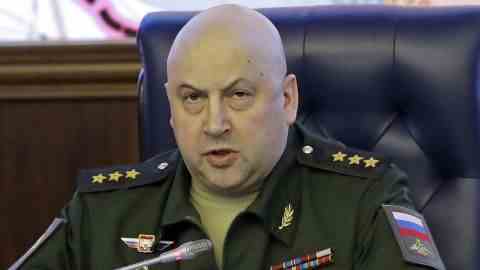 Generaloberst Sergej Surovikin, damaliger Befehlshaber der russischen Streitkräfte in Syrien, spricht am 9. Juni 2017 bei einem Briefing im russischen Verteidigungsministerium in Moskau.
