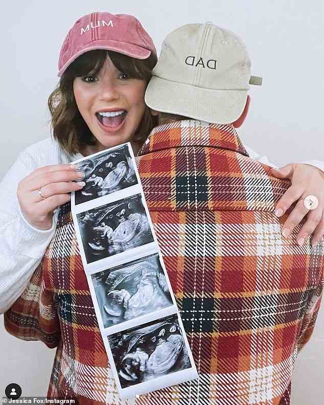 Süß: Jessica hat es sich in den Instagram-Schnappschüssen zusammen mit einer Reihe von Baby-Scans an Nicholas gemütlich gemacht, mit dem sie 2020 den Bund fürs Leben geschlossen hat