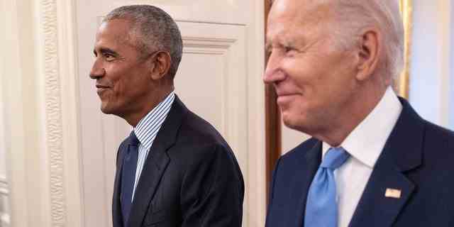 Der ehemalige US-Präsident Barack Obama und US-Präsident Joe Biden treffen am 7. September 2022 im Weißen Haus in Washington, DC zu einer Zeremonie ein, um die offiziellen Porträts des Weißen Hauses von Obama zu enthüllen. 