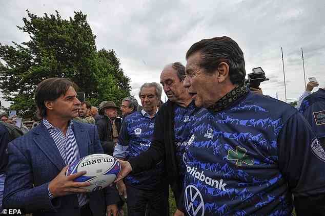 Der Präsident von Uruguay, Luis Lacalle Pou (links), sprach vor einem Rugby-Freundschaftsspiel mit den Überlebenden der Anden-Tragödie Fernando Parrado (Mitte) und Carlos Paez (rechts).  Die Männer waren Teil des Amateur-Rugbyteams an Bord des unglückseligen Flugzeugs