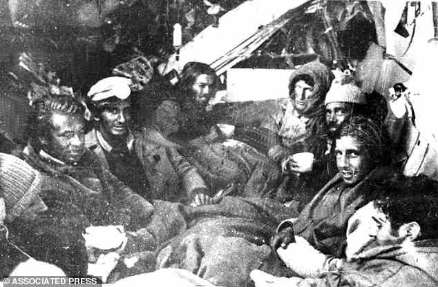 Im Bild: Die letzten acht Überlebenden kuschelten sich zusammen, um sich zu wärmen, während sie auf die zweite Welle eines heiklen Rettungsversuchs aus den instabilen Bergen warteten
