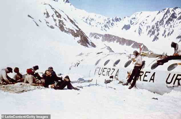 Während nur 17 der 45 bei dem Flugzeugabsturz starben, starb der Rest an Verletzungen und einer anschließenden Lawine in den schneebedeckten Bergen