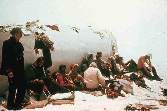 Überlebende warteten neben dem zerstörten Flugzeug, während Canessa und Fernando Parrado die Berge hinunterfuhren, um Hilfe zu finden