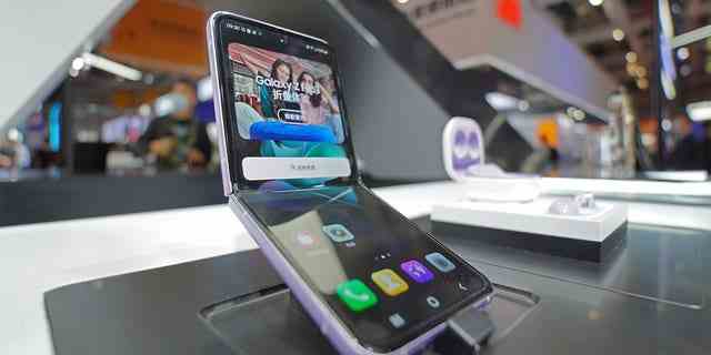 Das Galaxy Z Flip3 wird in einem Geschäft ausgestellt.